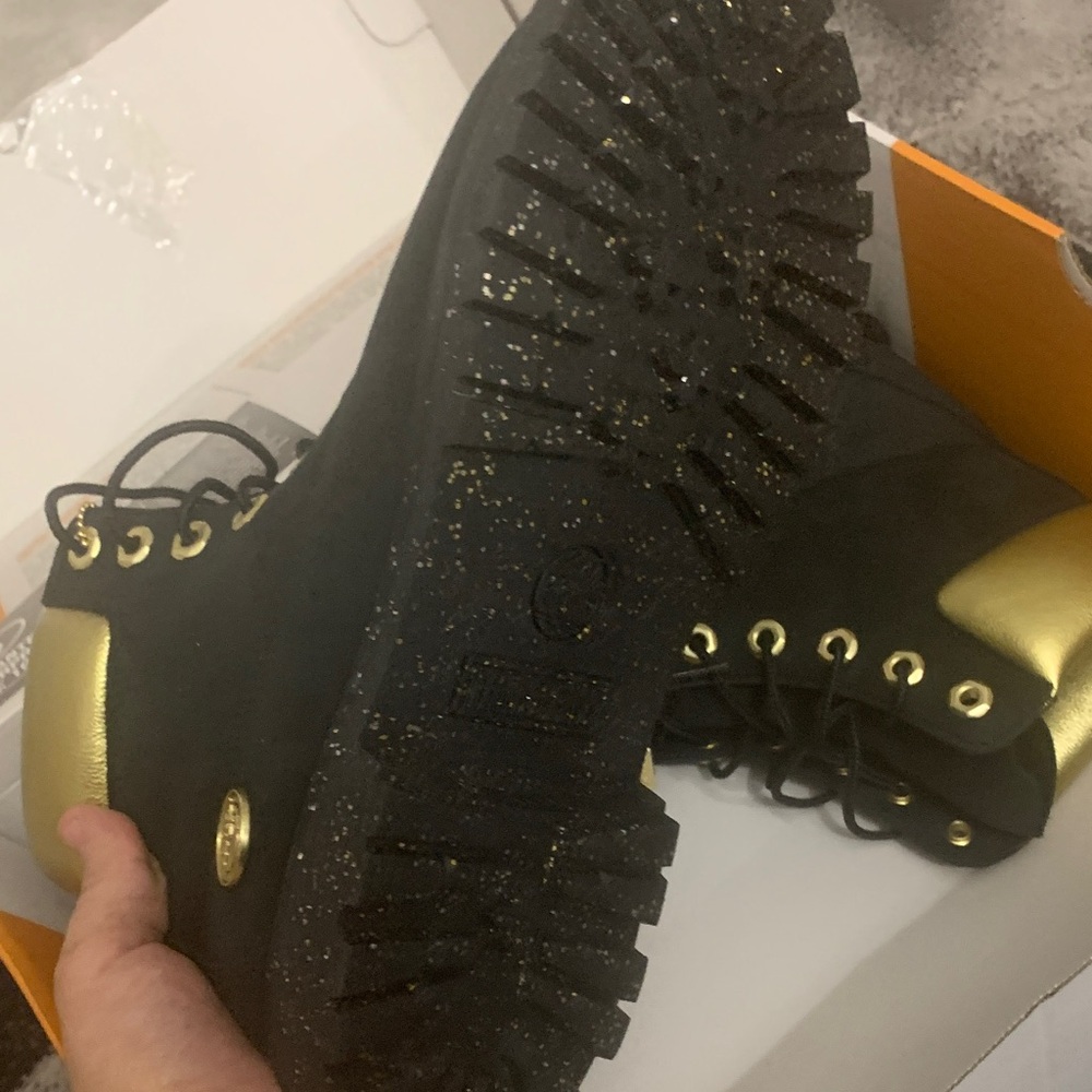 Timberlands Black and Gold shoe - Picture 2 of 6